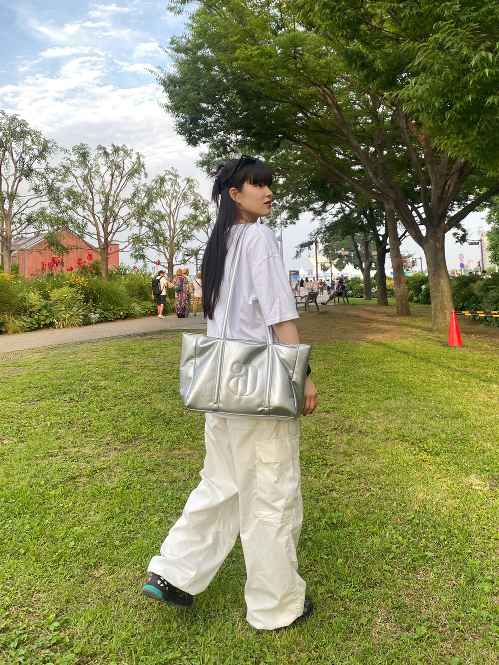 ホワイト系のパンツ、ブラック系のシューズ、ホワイト系のトップスを着用したレディースの夏コーディネートの3枚目の写真