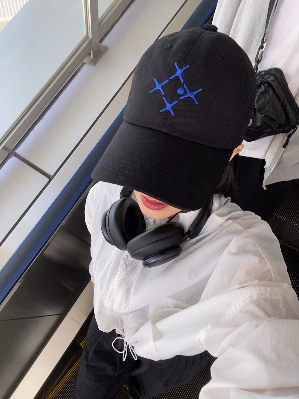 ホワイト系のジャケット/アウター、ブラック系のパンツ、ブラック系のシューズを着用したレディースの夏コーディネートの3枚目の写真