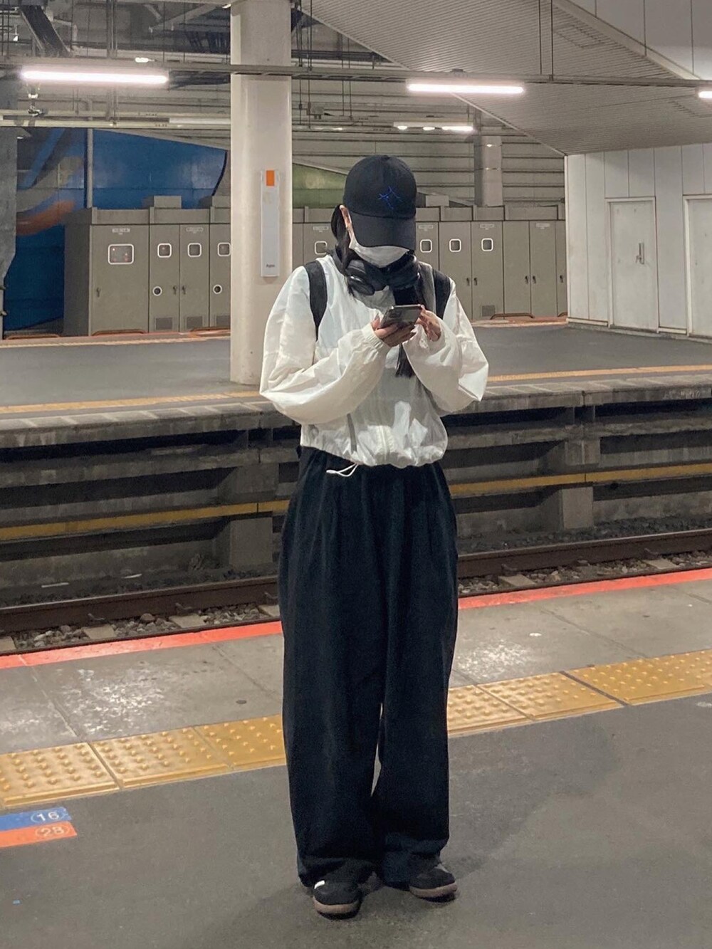 ホワイト系のジャケット/アウター、ブラック系のパンツ、ブラック系のシューズを着用したレディースの夏コーディネートの2枚目の写真