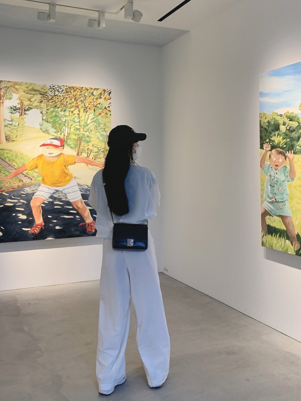 ホワイト系のシューズ、ブラック系の帽子を着用したレディースの秋コーディネートの3枚目の写真