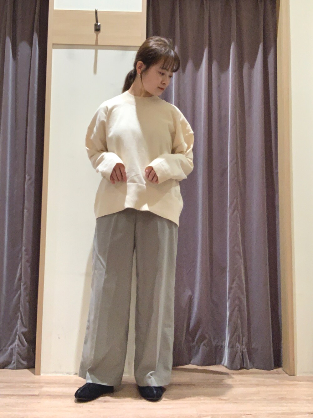 グレー系のノーカラージャケット、ホワイト系のニット/セーター、グリーン系のその他パンツを着用したレディースの秋コーディネートの4枚目の写真