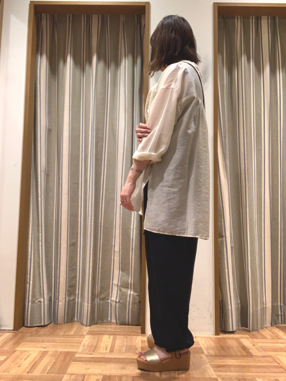 ホワイト系のシャツ/ブラウス、ブラック系のタンクトップ、ブラック系のハンドバッグを着用したレディースの夏コーディネートの4枚目の写真