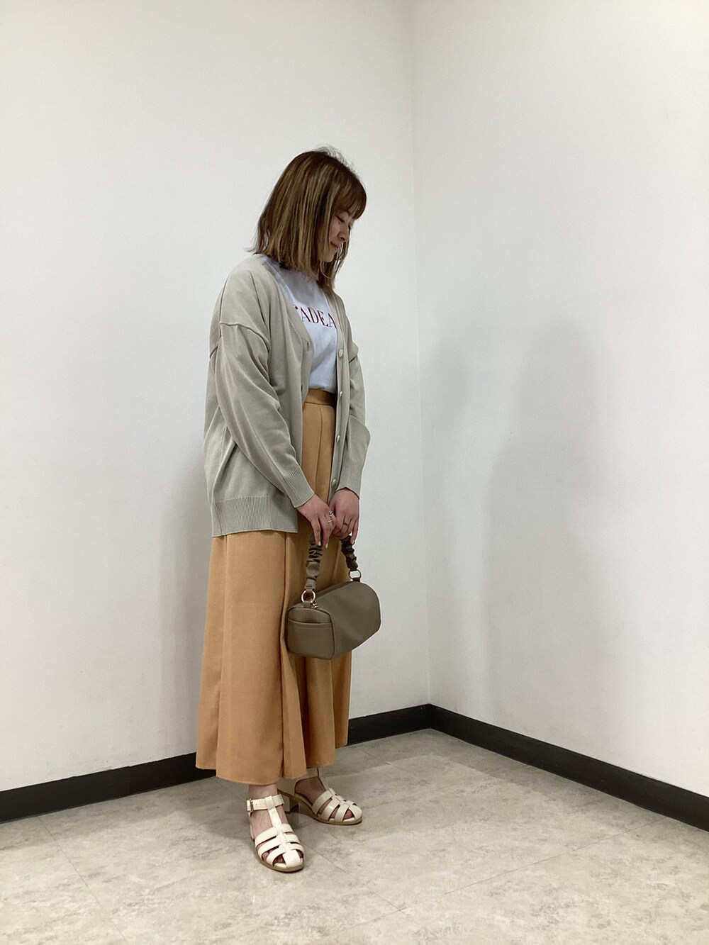 ブルー系のTシャツ/カットソー、ベージュ系のカーディガン/ボレロ、オレンジ系のその他パンツを着用したレディースの春コーディネートの3枚目の写真