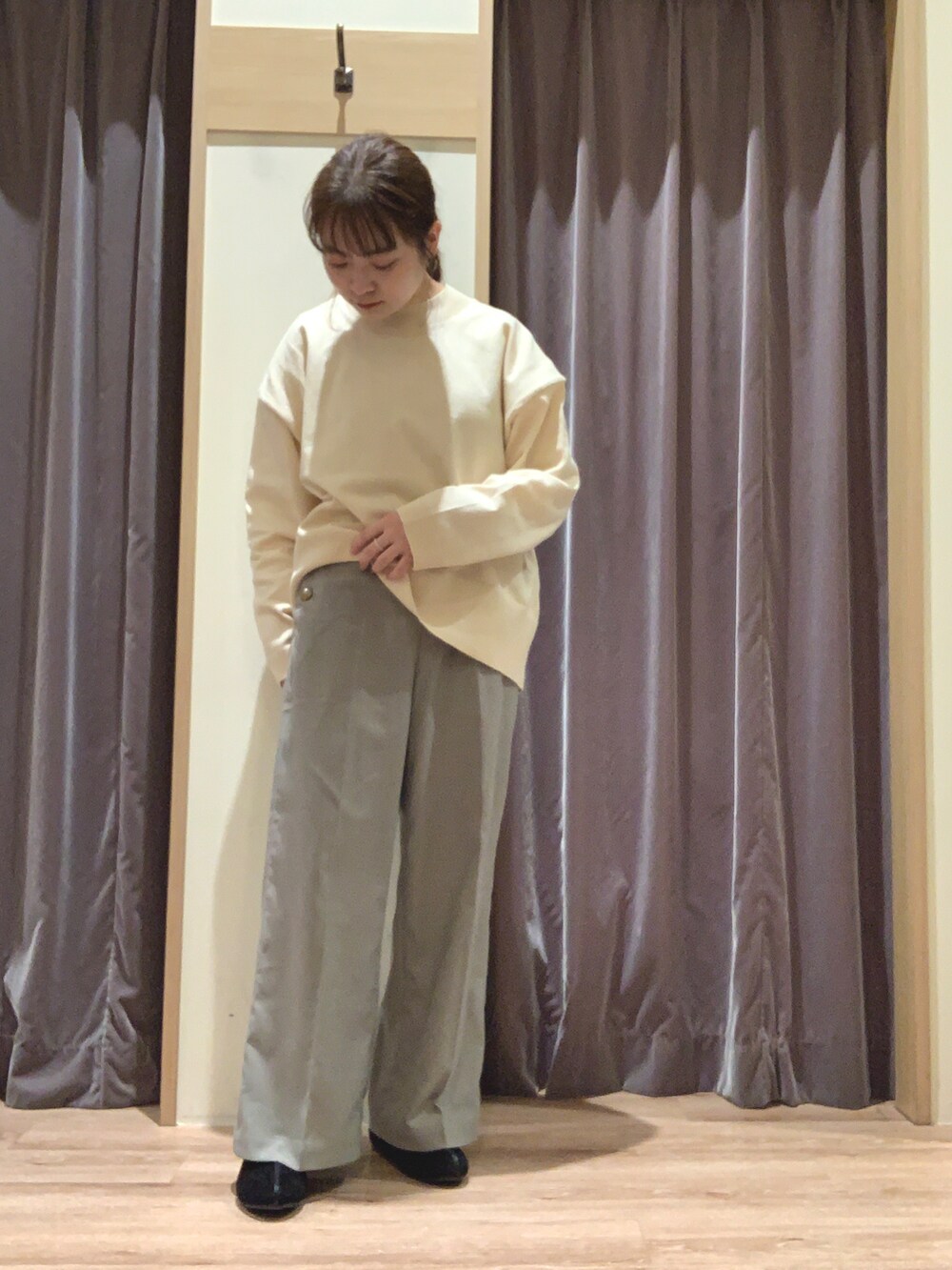 グレー系のノーカラージャケット、ホワイト系のニット/セーター、グリーン系のその他パンツを着用したレディースの秋コーディネートの3枚目の写真