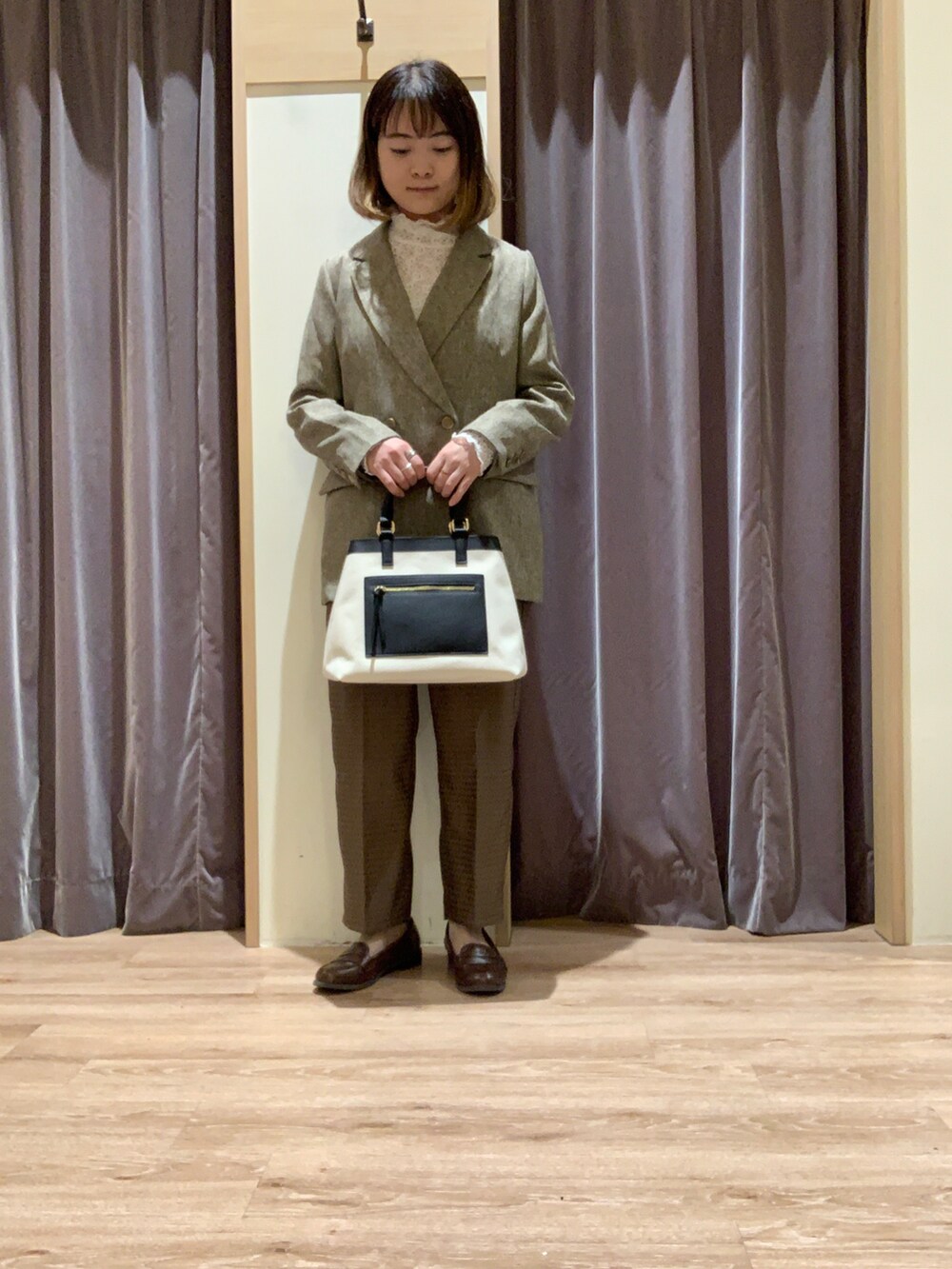 ホワイト系のTシャツ/カットソー、ブラウン系のテーラードジャケット、ホワイト系のハンドバッグを着用したレディースの秋コーディネートの4枚目の写真