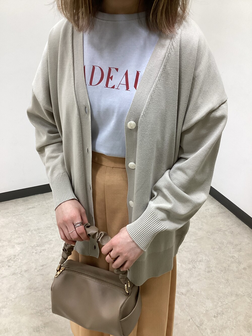 ブルー系のTシャツ/カットソー、ベージュ系のカーディガン/ボレロ、オレンジ系のその他パンツを着用したレディースの春コーディネートの4枚目の写真