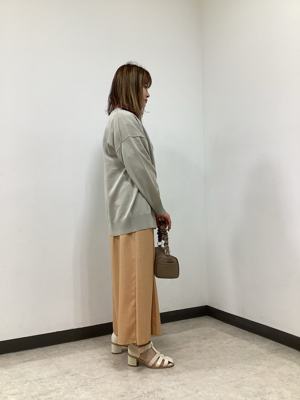 ブルー系のTシャツ/カットソー、ベージュ系のカーディガン/ボレロ、オレンジ系のその他パンツを着用したレディースの春コーディネートの2枚目の写真