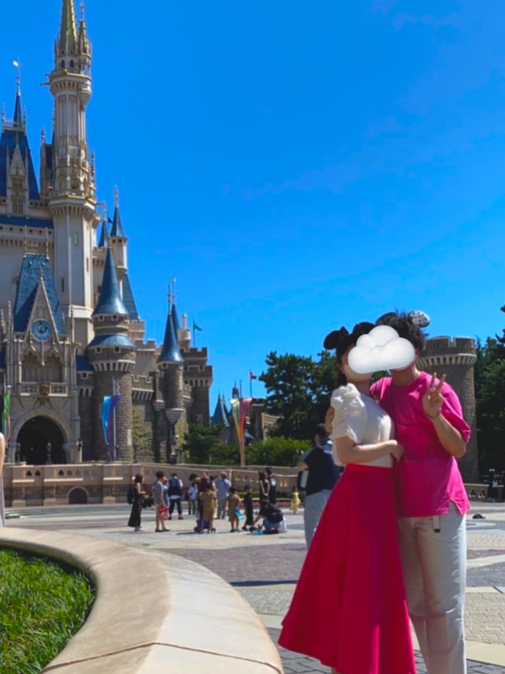 「ディズニー、ピンク、ホワイト、厚底シューズ、夏コーデ、高身長女子、シミラールック、おしゃれさんと繋がりたい」｜「me+em selectの【 5color 】シャーリングパフスリーブグロッシーシアーブラウス（シャツ/ブラウス、ベージュ系）」を使った、SHIHOさん（レディース・166cm）の夏コーディネートの3枚目の写真