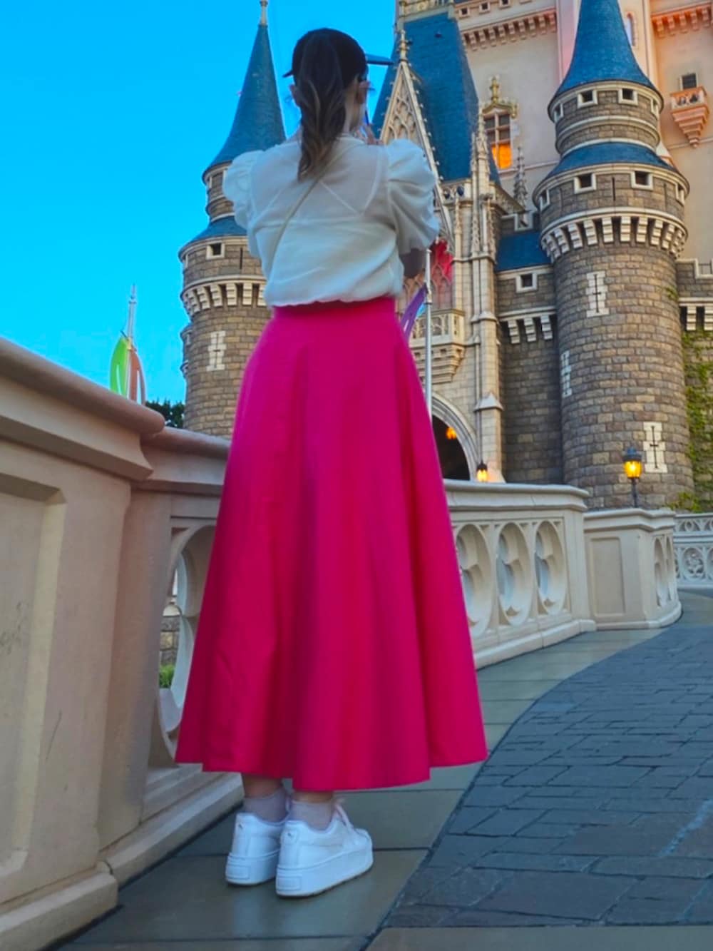 「ディズニー、ピンク、ホワイト、厚底シューズ、夏コーデ、高身長女子、シミラールック、おしゃれさんと繋がりたい」｜「me+em selectの【 5color 】シャーリングパフスリーブグロッシーシアーブラウス（シャツ/ブラウス、ベージュ系）」を使った、SHIHOさん（レディース・166cm）の夏コーディネートの2枚目の写真