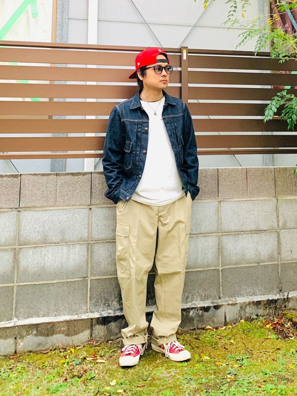 ブルー系のブルゾン、ホワイト系のTシャツ/カットソー、ベージュ系のカーゴパンツを着用したメンズの冬コーディネートの2枚目の写真