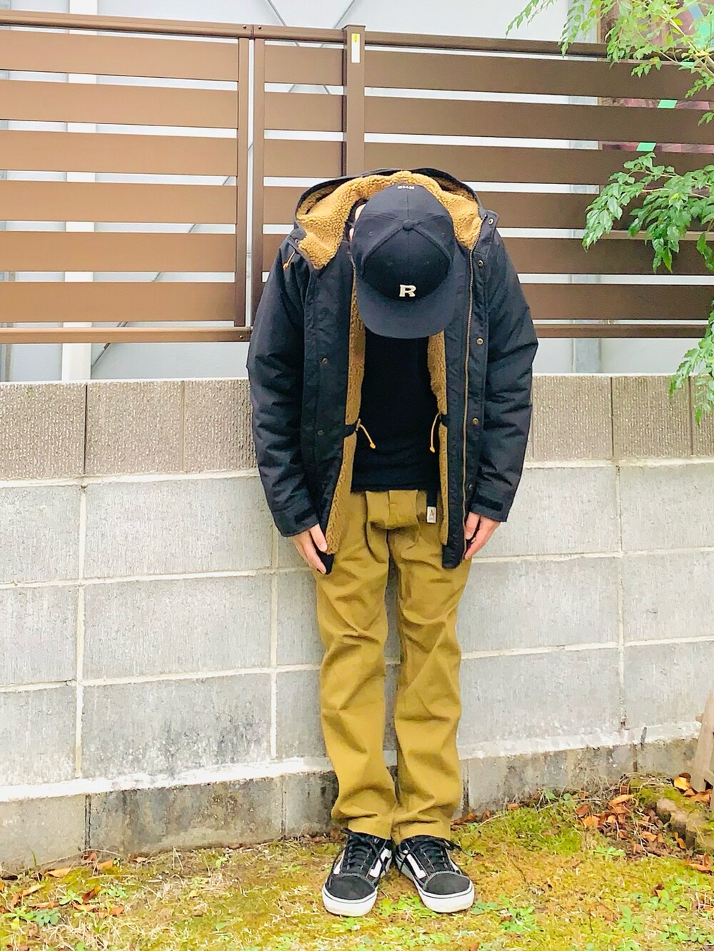 ブラック系のマウンテンパーカー、ブラック系のTシャツ/カットソー、ホワイト系のTシャツ/カットソーを着用したメンズの冬コーディネートの2枚目の写真