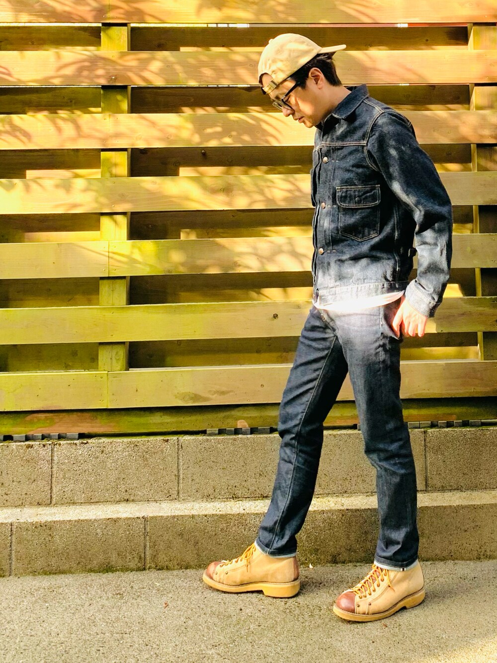 ブルー系のブルゾン、ホワイト系のTシャツ/カットソー、ブルー系のデニムパンツを着用したメンズの夏コーディネートの2枚目の写真