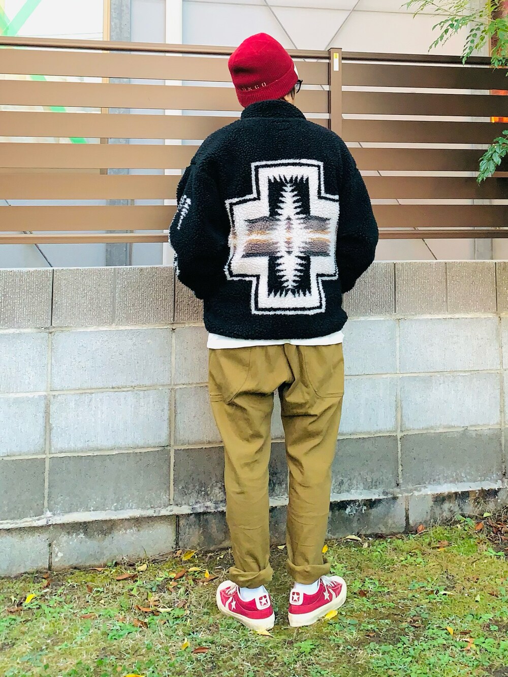 ブラック系のブルゾン、ホワイト系のTシャツ/カットソー、ベージュ系のその他パンツを着用したメンズの冬コーディネートの2枚目の写真