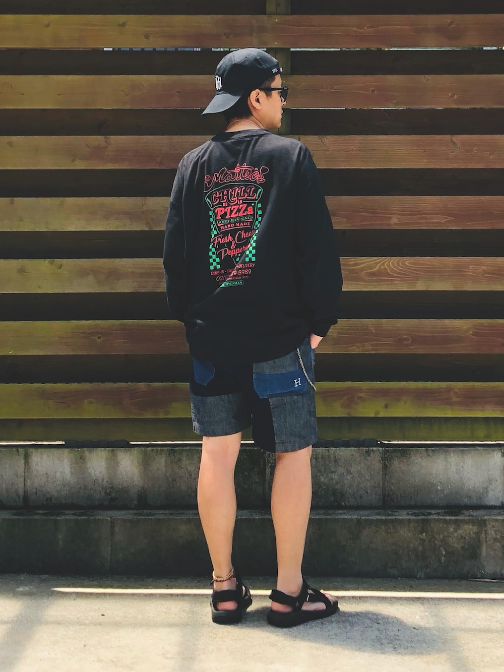 ブラック系のTシャツ/カットソー、ブルー系のパンツ、ブラック系のサンダルを着用したメンズの春コーディネートの2枚目の写真