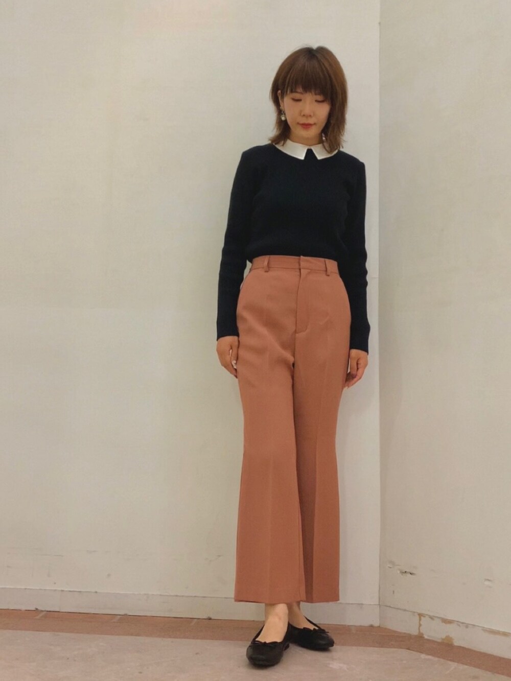 「フレアパンツ、パンツスタイル、襟付きトップス、ニット、休日スタイル、カジュアルコーデ、秋コーデ、Techichi TERRASSE、きれいめカジュアル、大人コーデ、大人カジュアル、ロングコート、コート」｜「Te chichi TERRASSEのドロストロングコート（その他アウター、ベージュ系）」を使った、Mayuさん（レディース・168cm）の秋コーディネートの2枚目の写真