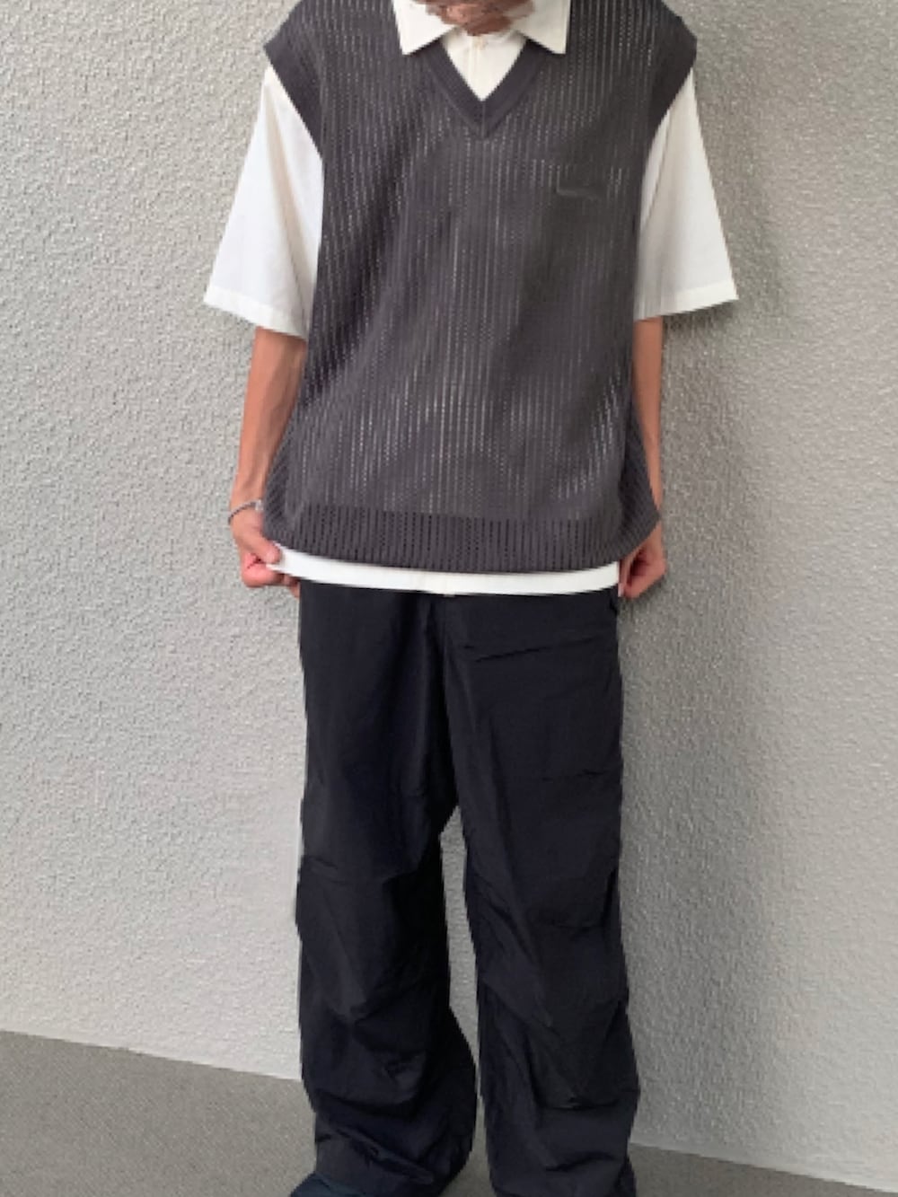 「ベスト×シャツ、シンプルコーデ、きれいめカジュアル、UNIQLO、プチプラ、プチプラコーデ」｜「GUのアイテム（ベスト、グレー系）」を使った、zkさん（メンズ・168cm）の春コーディネートの2枚目の写真