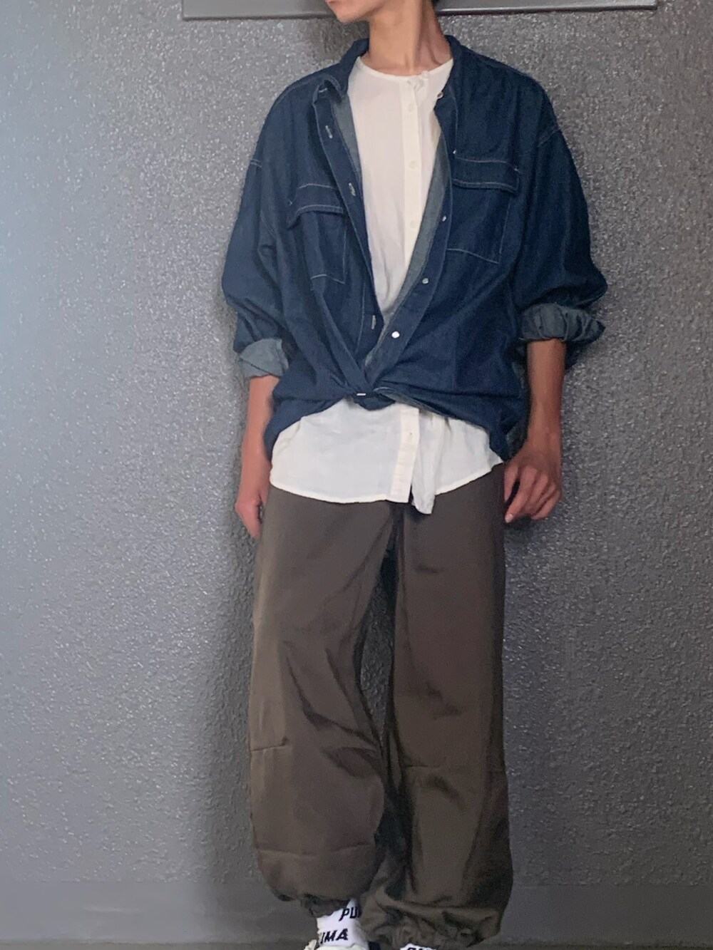 ブルー系のシャツ/ブラウス、グリーン系のデニムパンツ、ホワイト系のスニーカーを着用したメンズの春コーディネートの2枚目の写真