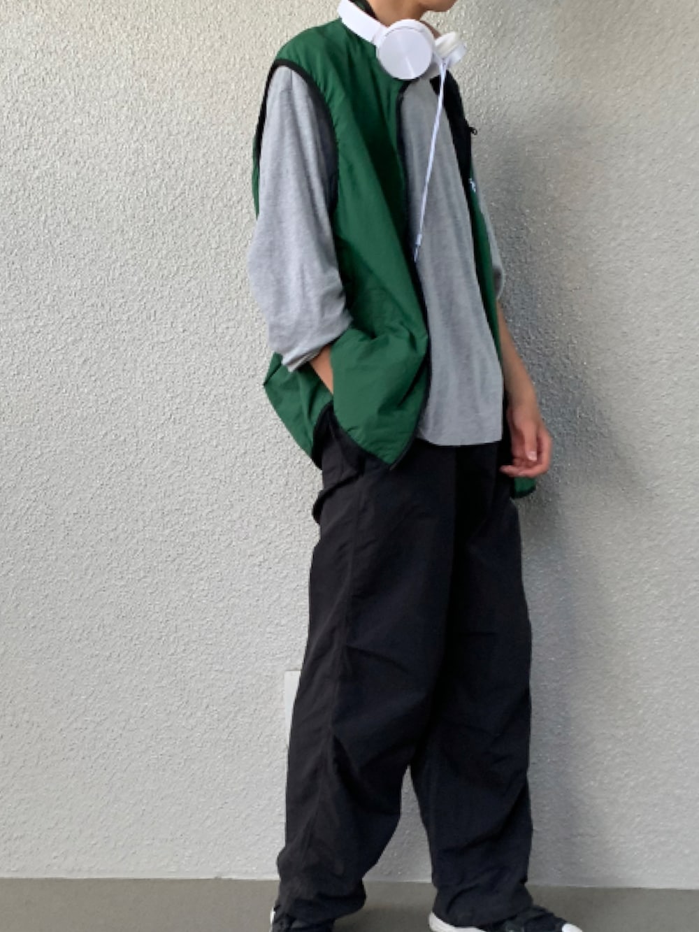 「休日スタイル、ストリート、ベスト、ワイドパンツ、無地T、グレー、グリーン」｜「GUのアイテム（Tシャツ/カットソー、グレー系）」を使った、zkさん（メンズ・168cm）の春コーディネートの2枚目の写真