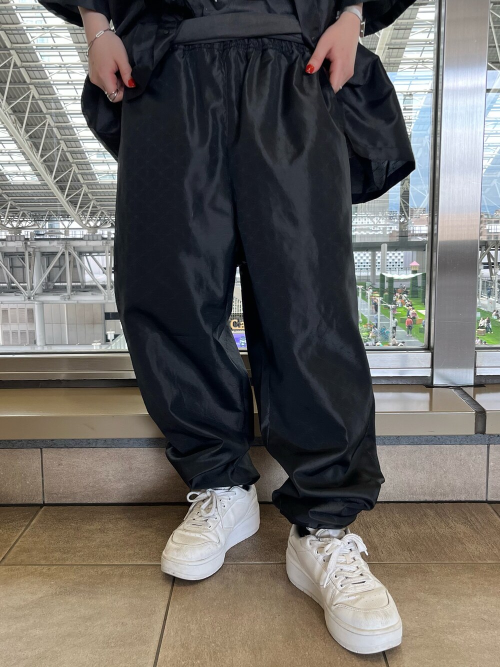 ブラック系のその他パンツ、ブラック系のシャツ/ブラウス、グレー系のTシャツ/カットソーを着用したレディースの春コーディネートの4枚目の写真