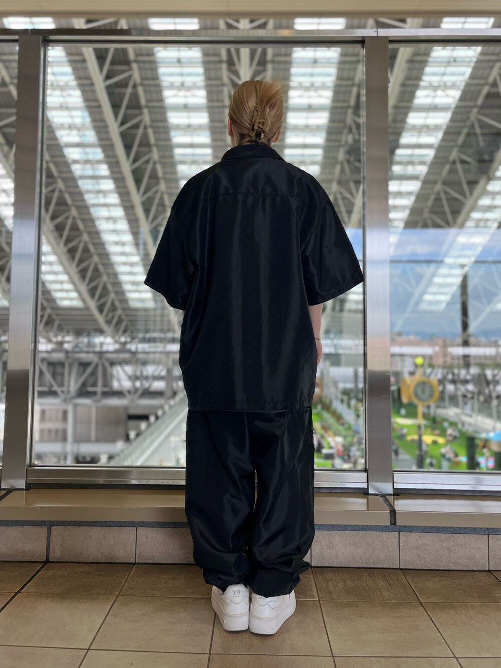 ブラック系のその他パンツ、ブラック系のシャツ/ブラウス、グレー系のTシャツ/カットソーを着用したレディースの春コーディネートの2枚目の写真