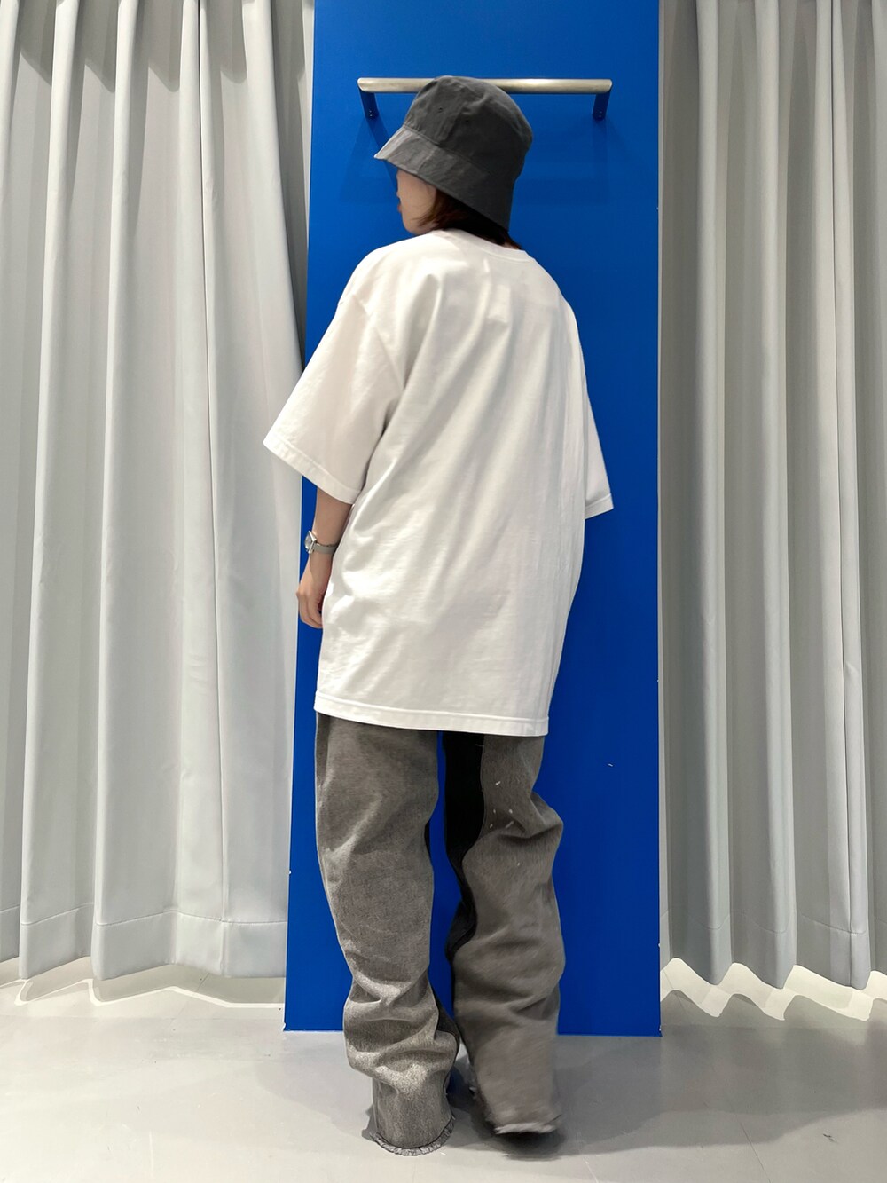 ブラック系のデニムパンツ、ホワイト系のTシャツ/カットソー、ホワイト系のTシャツ/カットソーを着用したレディースの夏コーディネートの2枚目の写真