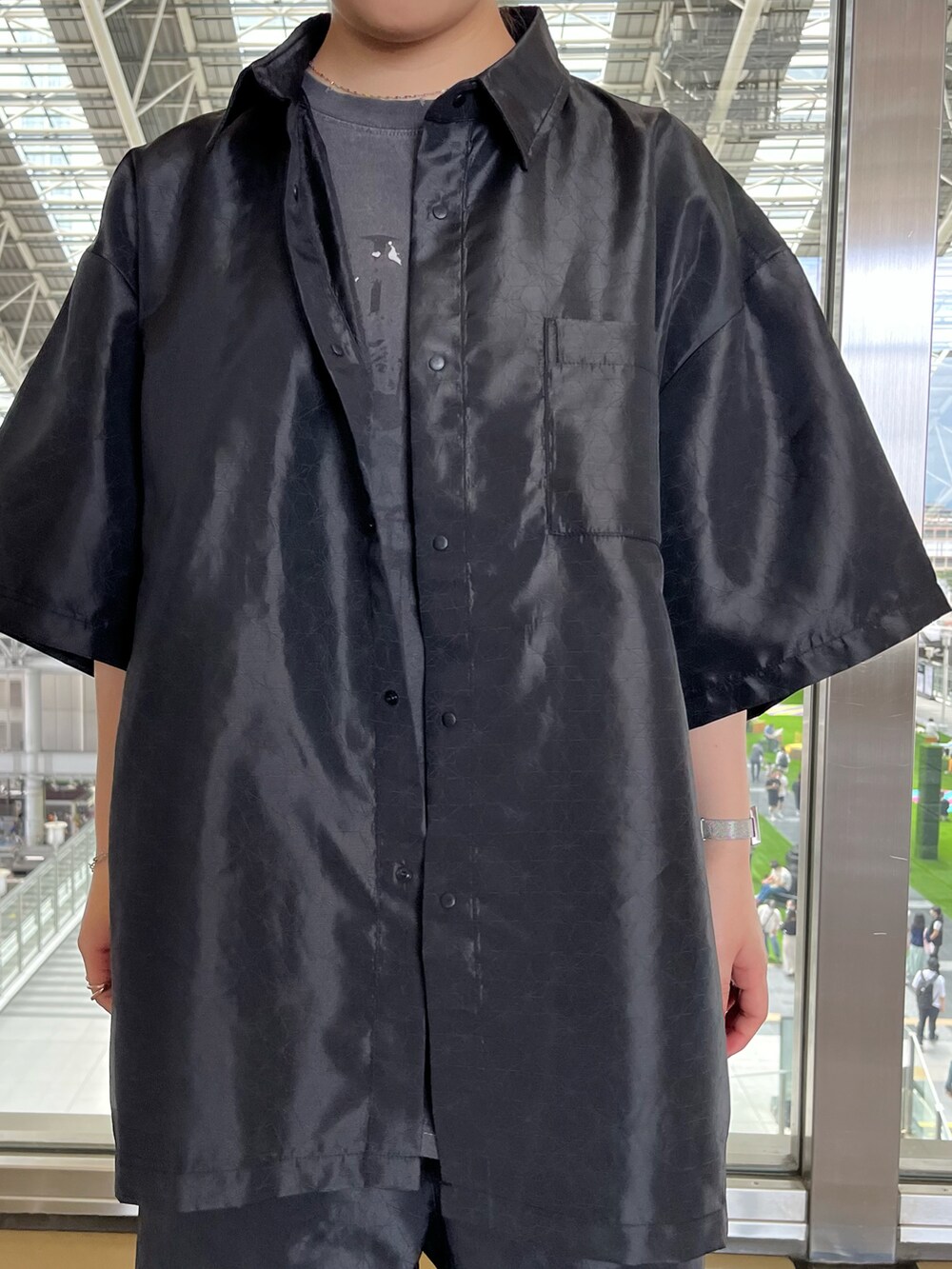 ブラック系のその他パンツ、ブラック系のシャツ/ブラウス、グレー系のTシャツ/カットソーを着用したレディースの春コーディネートの3枚目の写真