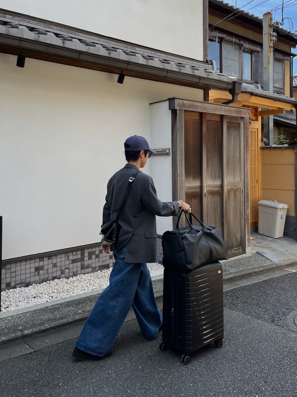 「おしゃ見えテクニック、おでかけコーデ、デニムパンツ、ジャケット、ジャケットスタイル、旅行、キャップ、バギーパンツ」｜「JOURNAL STANDARD relumeの《追加》ワイドデニム（デニムパンツ、ブルー系）」を使った、kazukiさん（メンズ・160cm）の秋コーディネートの3枚目の写真