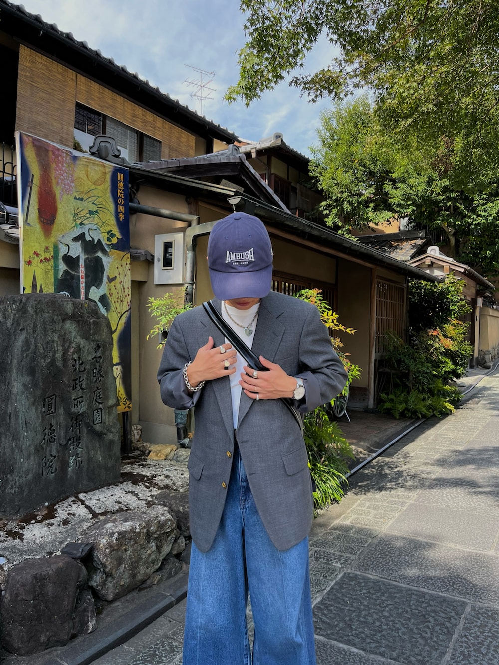 「おしゃ見えテクニック、おでかけコーデ、デニムパンツ、ジャケット、ジャケットスタイル、旅行、キャップ、バギーパンツ」｜「JOURNAL STANDARD relumeの《追加》ワイドデニム（デニムパンツ、ブルー系）」を使った、kazukiさん（メンズ・160cm）の秋コーディネートの2枚目の写真