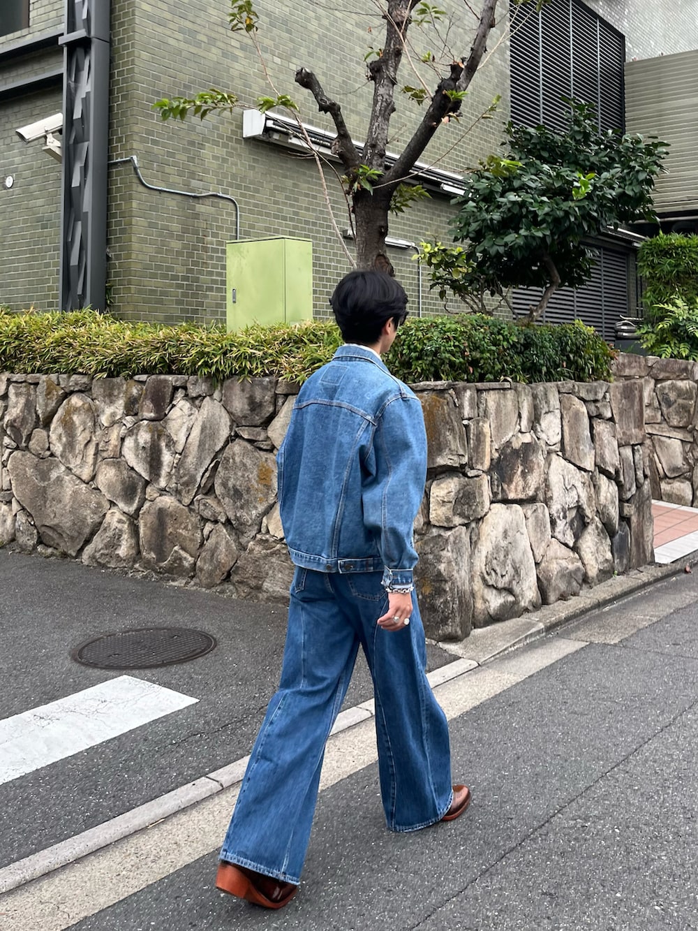 ブルー系のデニムパンツ、ホワイト系のシャツ/ブラウス、ブルー系のデニムジャケットを着用したメンズの秋コーディネートの3枚目の写真