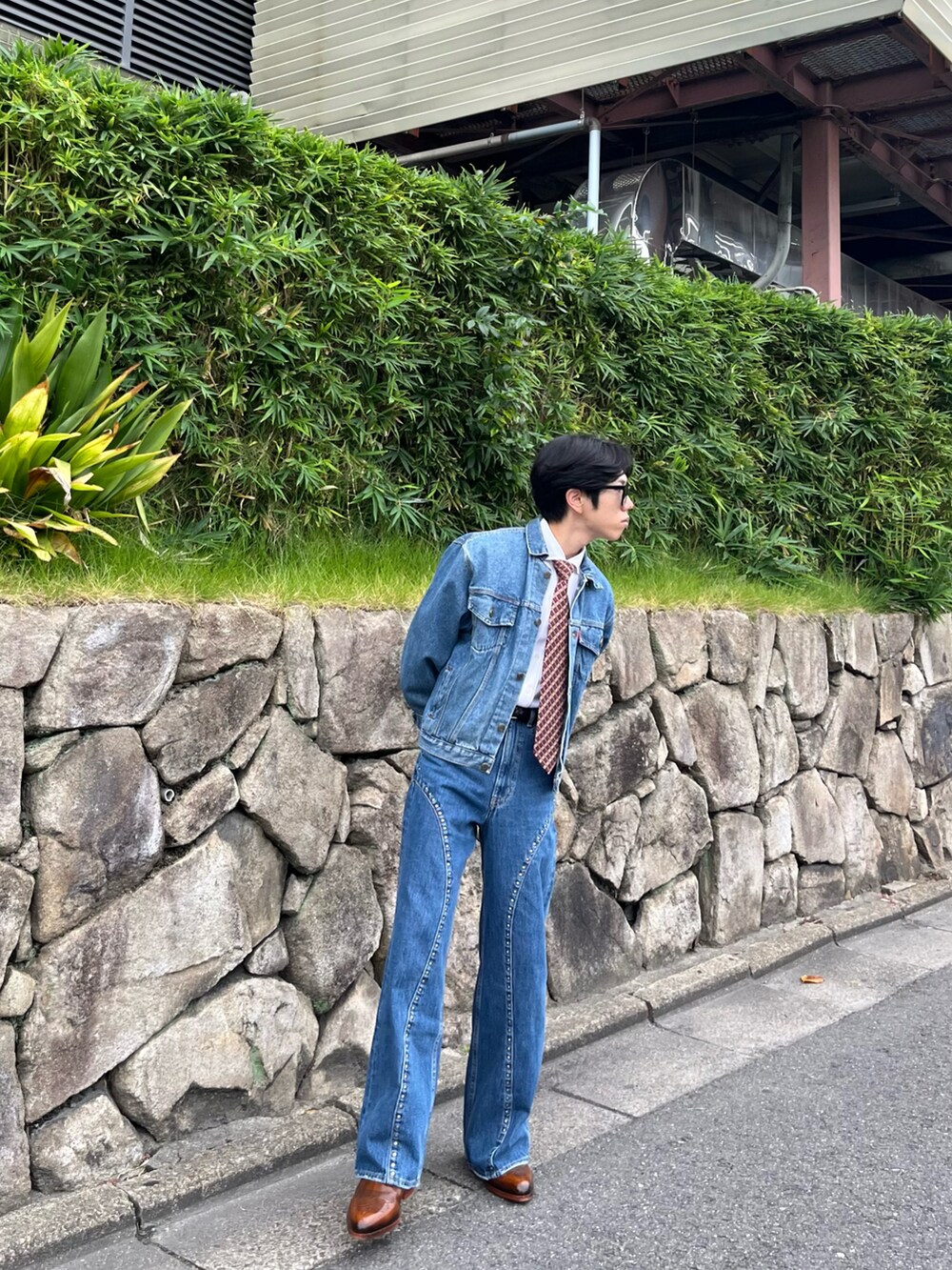 ブルー系のデニムパンツ、ホワイト系のシャツ/ブラウス、ブルー系のデニムジャケットを着用したメンズの秋コーディネートの2枚目の写真