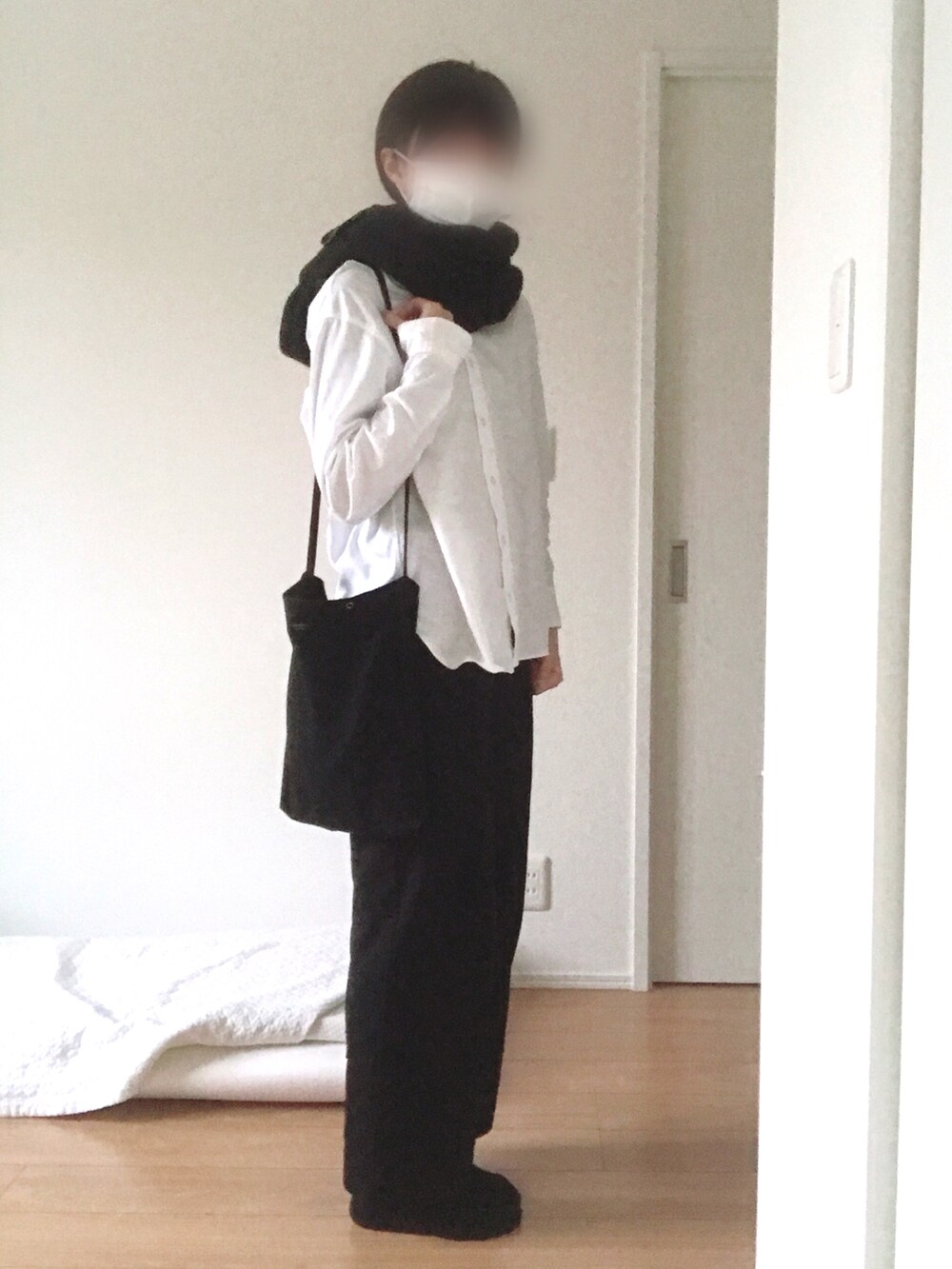 ホワイト系のシャツ/ブラウス、ブラック系のショルダーバッグ、ブラック系のチノパンツを着用したレディースの秋コーディネートの2枚目の写真