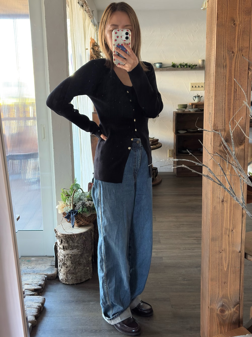 ブラウン系のテーラードジャケット、ブラック系のニット/セーター、ホワイト系のハンドバッグを着用したレディースの秋コーディネートの3枚目の写真