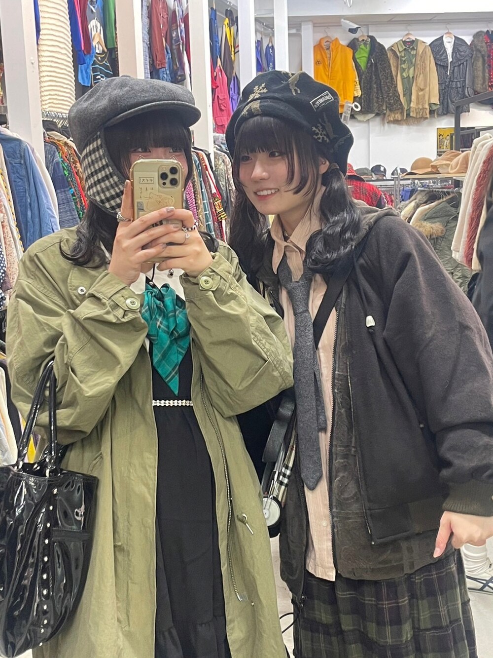 「デートコーデ、古着MIX、古着、古着女子、ベレー帽、ネクタイ、ゆるコーデ、レイヤードスタイル、チェック、チェックスカート、シャツスタイル、シャツ」｜「kinjiでちゃんと買ったよのアイテム（ハンチング/ベレー帽、ブラック系）」を使った、こさん（レディース・158cm）の冬コーディネートの3枚目の写真