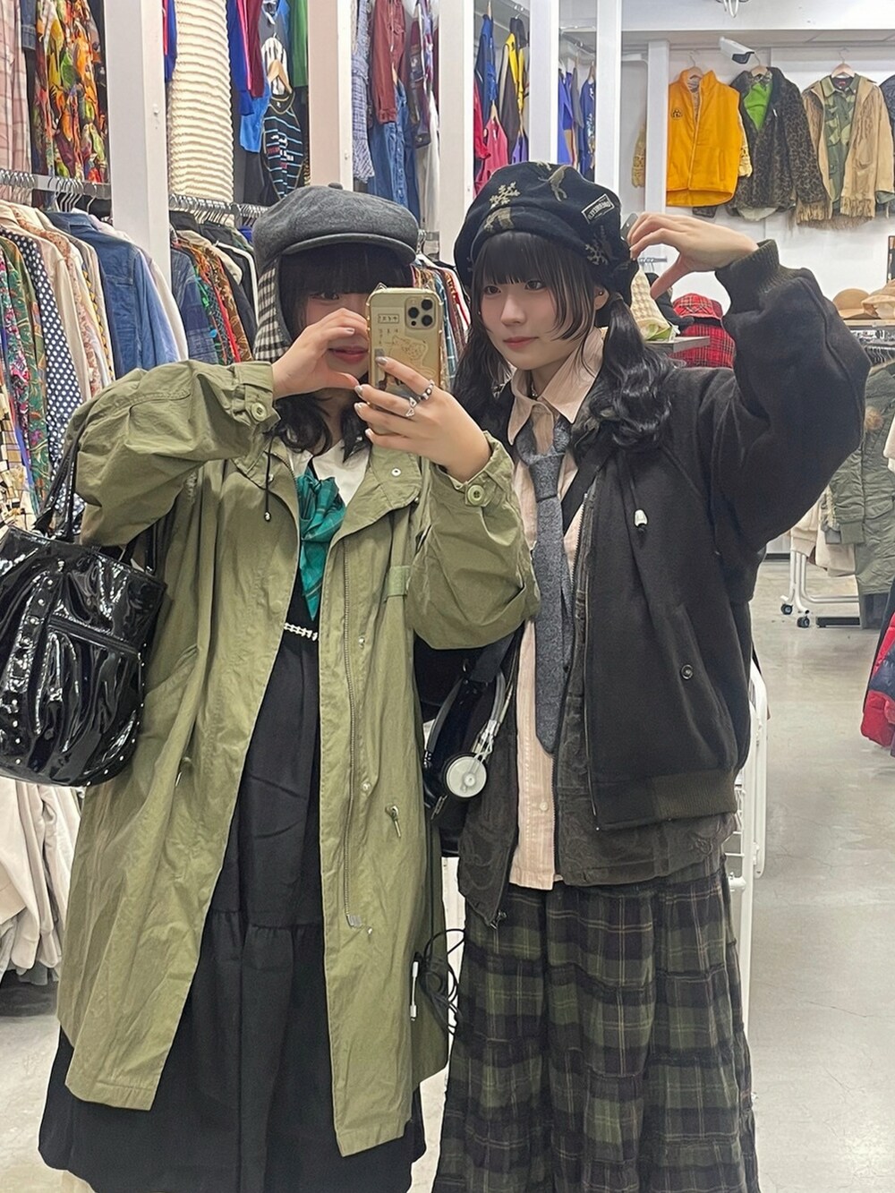 「デートコーデ、古着MIX、古着、古着女子、ベレー帽、ネクタイ、ゆるコーデ、レイヤードスタイル、チェック、チェックスカート、シャツスタイル、シャツ」｜「kinjiでちゃんと買ったよのアイテム（ハンチング/ベレー帽、ブラック系）」を使った、こさん（レディース・158cm）の冬コーディネートの2枚目の写真