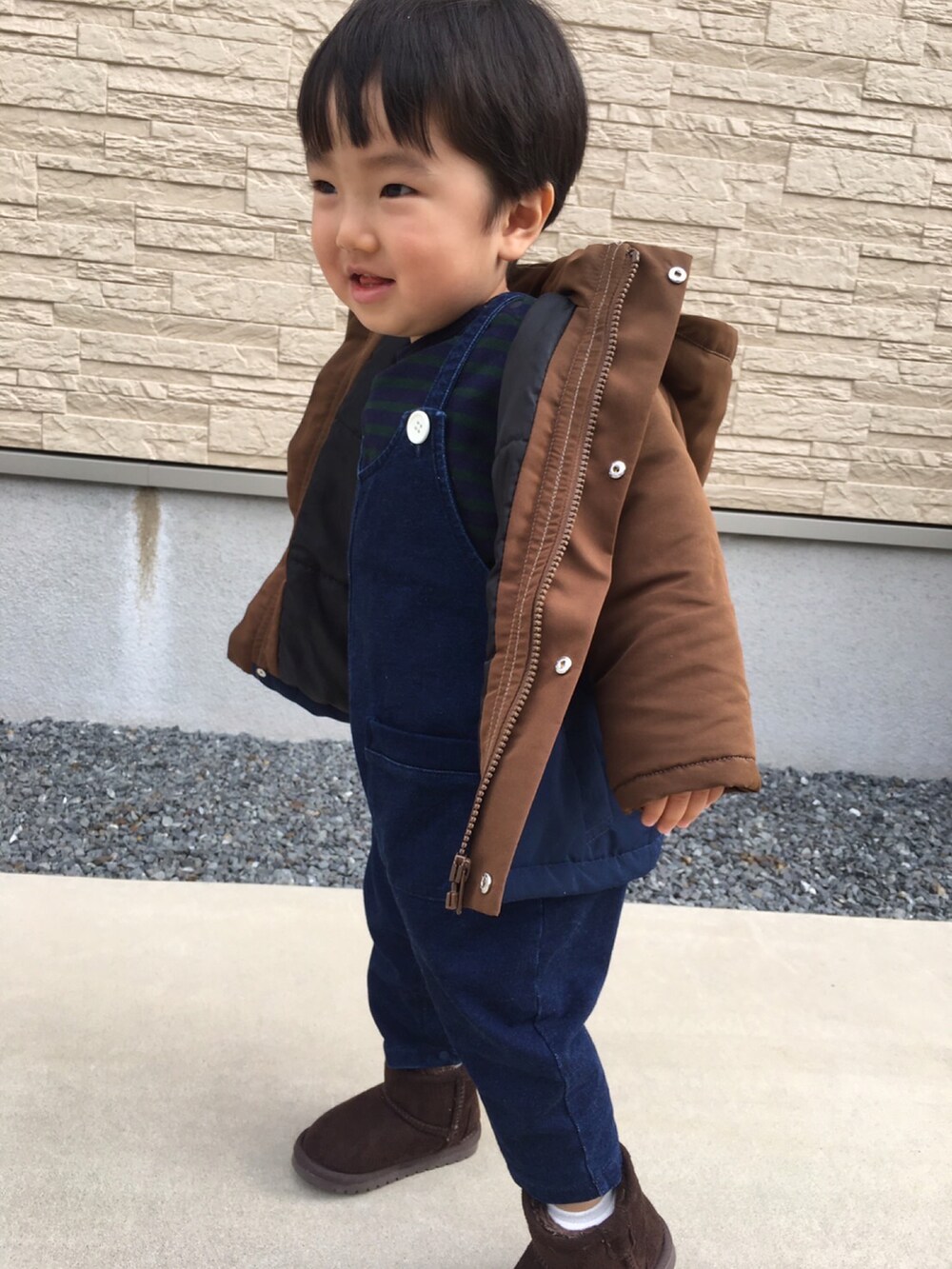 「ベビーコーデ、秋冬コーデ、男の子コーデ、ブーツ、ブラウンコーデ、オーバーオール、むすこーで、1歳11ヶ月、男の子、ボーダートップス、ボーダー」｜「MAKE YOUR DAYのベビーカットソーショートオール（ロンパース、ブルー系）」を使った、yukipiさん（キッズ・80cm）の冬コーディネートの2枚目の写真