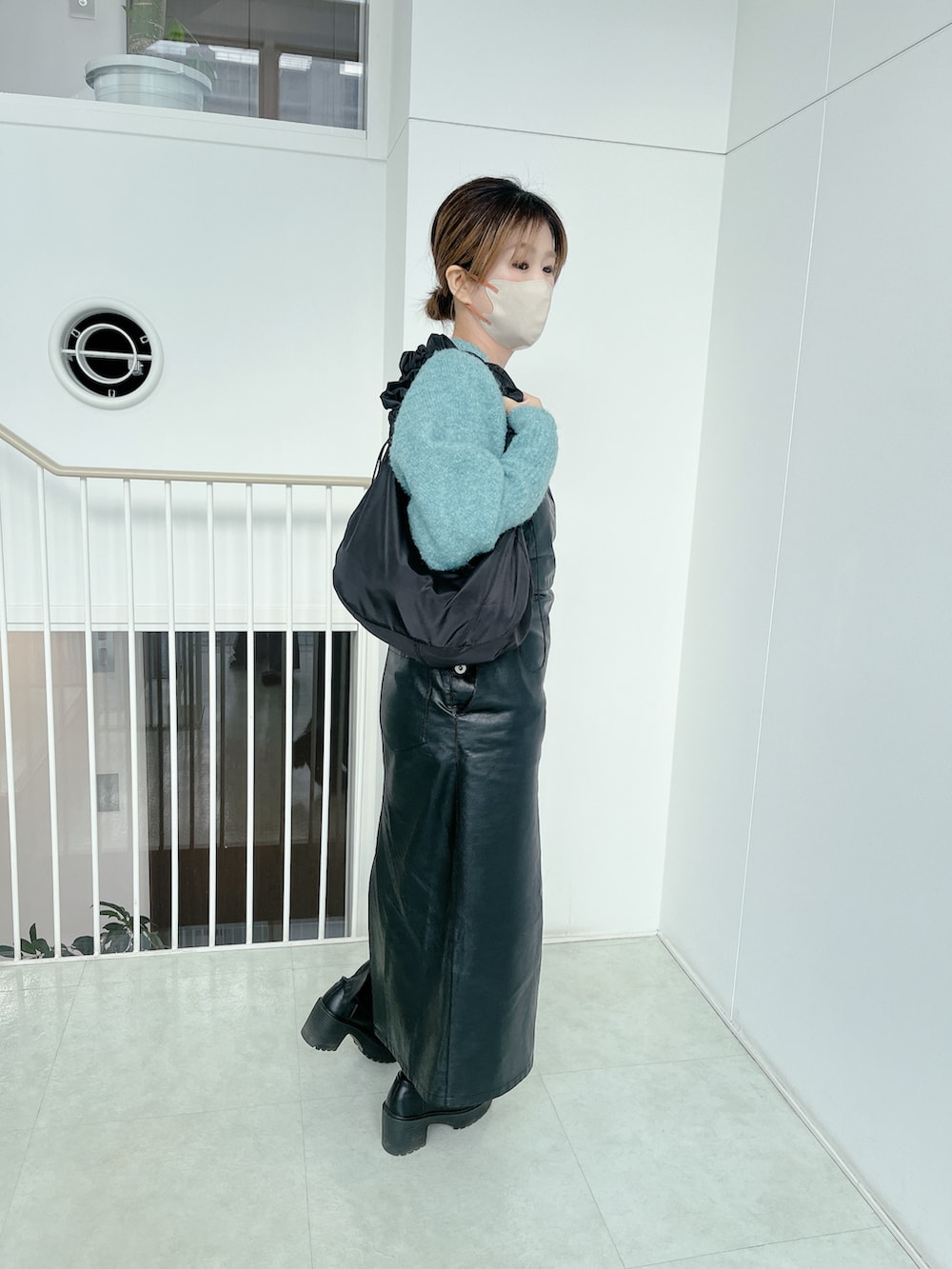 「オトナ女子、お洒落さんとつながりたい、ニットコーデ、あったかコーデ、カラーコーデ、ミントグリーン、レザーワンピース、レザー、黒×ミント」｜「UNITED ARROWSのアイテム（ジャンパースカート、ブラック系）」を使った、yukipiさん（レディース・153cm）の冬コーディネートの5枚目の写真