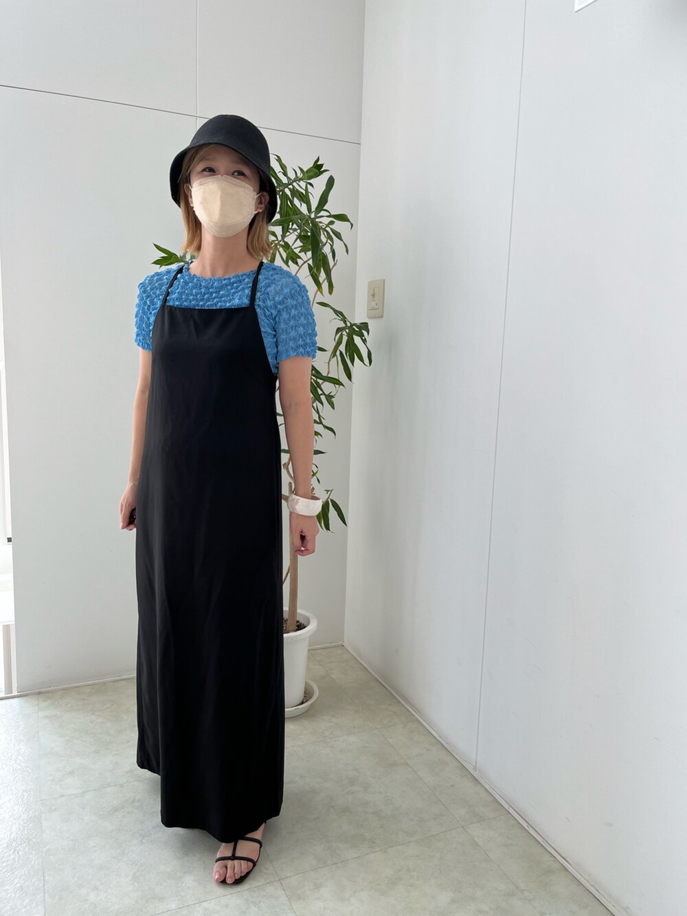 「きれいめカジュアル、オトナカワイイ、夏、ロングワンピース、カラー×コーデ、おしゃれさんと繋がりたい、低身長女子、サンダル、ブルー、キャミワンピ、Kastane、ciaopanic、Ray BEAMS、SENSE OF PLACE by URBAN RESEAR、バケットハット」｜「KastaneのクローシュHAT（ハット、ベージュ系）」を使った、yukipiさん（レディース・153cm）の夏コーディネートの2枚目の写真