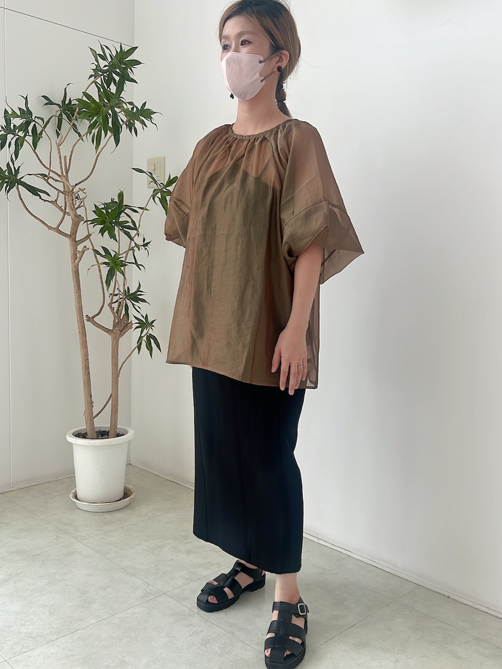 「秋服まるっと大公開、お出かけコーデ、大人カジュアル、低身長コーデ、大人かわいい、タイトスカート、シアー、モード、オリーブ、カーキ、ブラック、ブラウス、セレクトモカ(select MOCA)、アダムエロペ(ADAM ET ROPE')」｜「select MOCAのシアーボリュームパフ袖2wayプルオーバー（シャツ/ブラウス、ブラウン系）」を使った、yukipiさん（レディース・153cm）の秋コーディネートの3枚目の写真