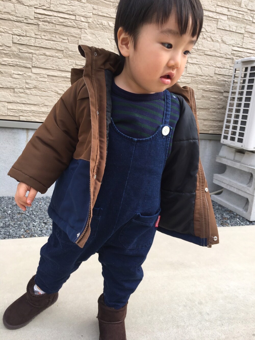 「ベビーコーデ、秋冬コーデ、男の子コーデ、ブーツ、ブラウンコーデ、オーバーオール、むすこーで、1歳11ヶ月、男の子、ボーダートップス、ボーダー」｜「MAKE YOUR DAYのベビーカットソーショートオール（ロンパース、ブルー系）」を使った、yukipiさん（キッズ・80cm）の冬コーディネートの3枚目の写真