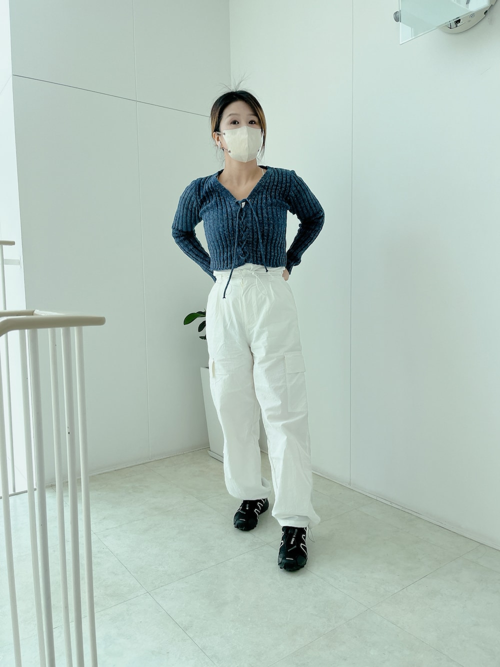 「春のおしゃ見えテクニック、春服コーデ、大人可愛い、カーゴパンツ、ストリートコーデ、プチプラコーデ」｜「tiptopの【選べる3タイプ】レーヨン・ナイロンミリタリーパンツ（その他パンツ、ホワイト系）」を使った、yukipiさん（レディース・153cm）の春コーディネートの2枚目の写真