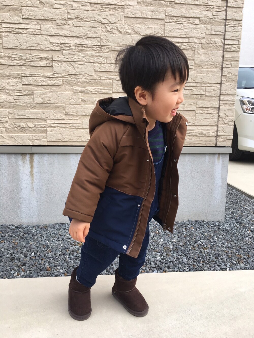 「ベビーコーデ、秋冬コーデ、男の子コーデ、ブーツ、ブラウンコーデ、オーバーオール、むすこーで、1歳11ヶ月、男の子、ボーダートップス、ボーダー」｜「MAKE YOUR DAYのベビーカットソーショートオール（ロンパース、ブルー系）」を使った、yukipiさん（キッズ・80cm）の冬コーディネートの4枚目の写真