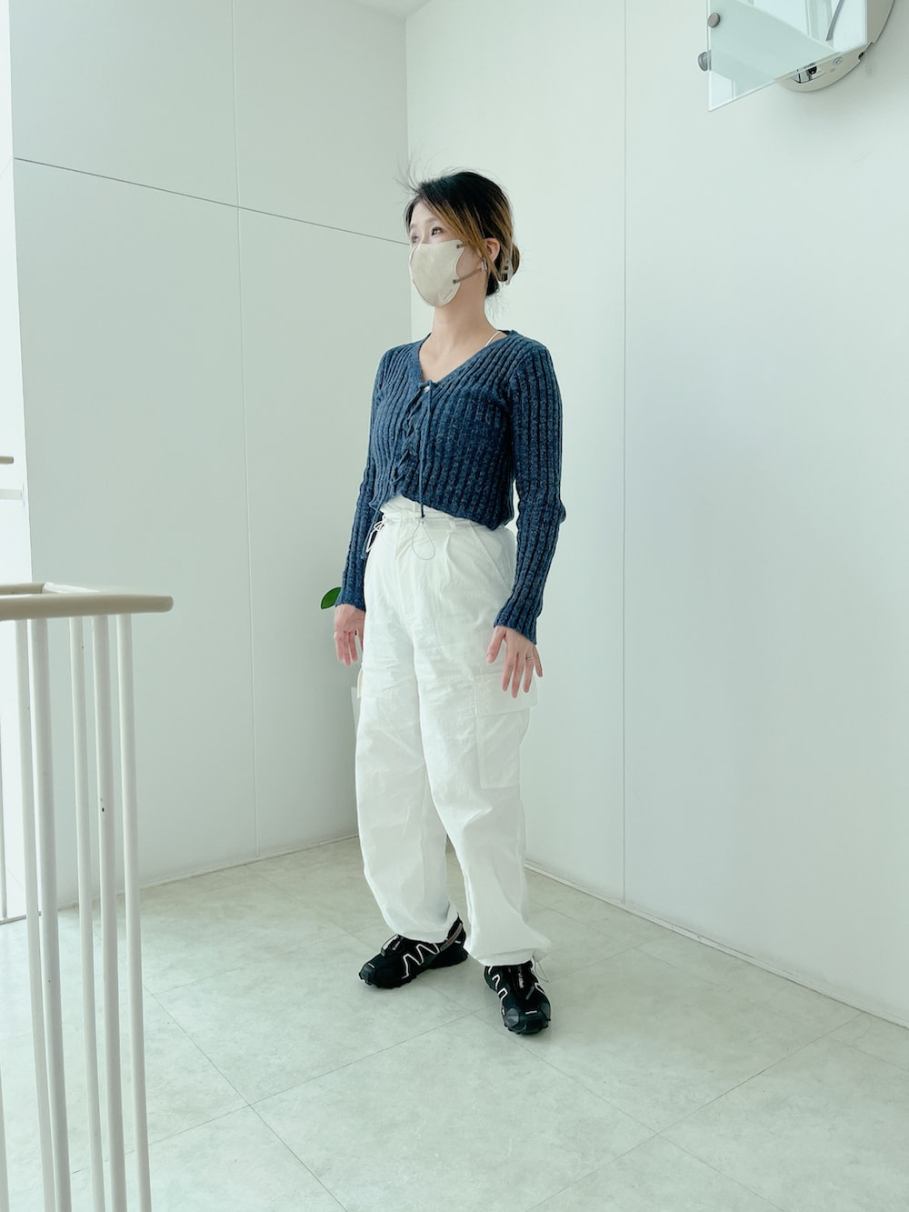 「春のおしゃ見えテクニック、春服コーデ、大人可愛い、カーゴパンツ、ストリートコーデ、プチプラコーデ」｜「tiptopの【選べる3タイプ】レーヨン・ナイロンミリタリーパンツ（その他パンツ、ホワイト系）」を使った、yukipiさん（レディース・153cm）の春コーディネートの3枚目の写真