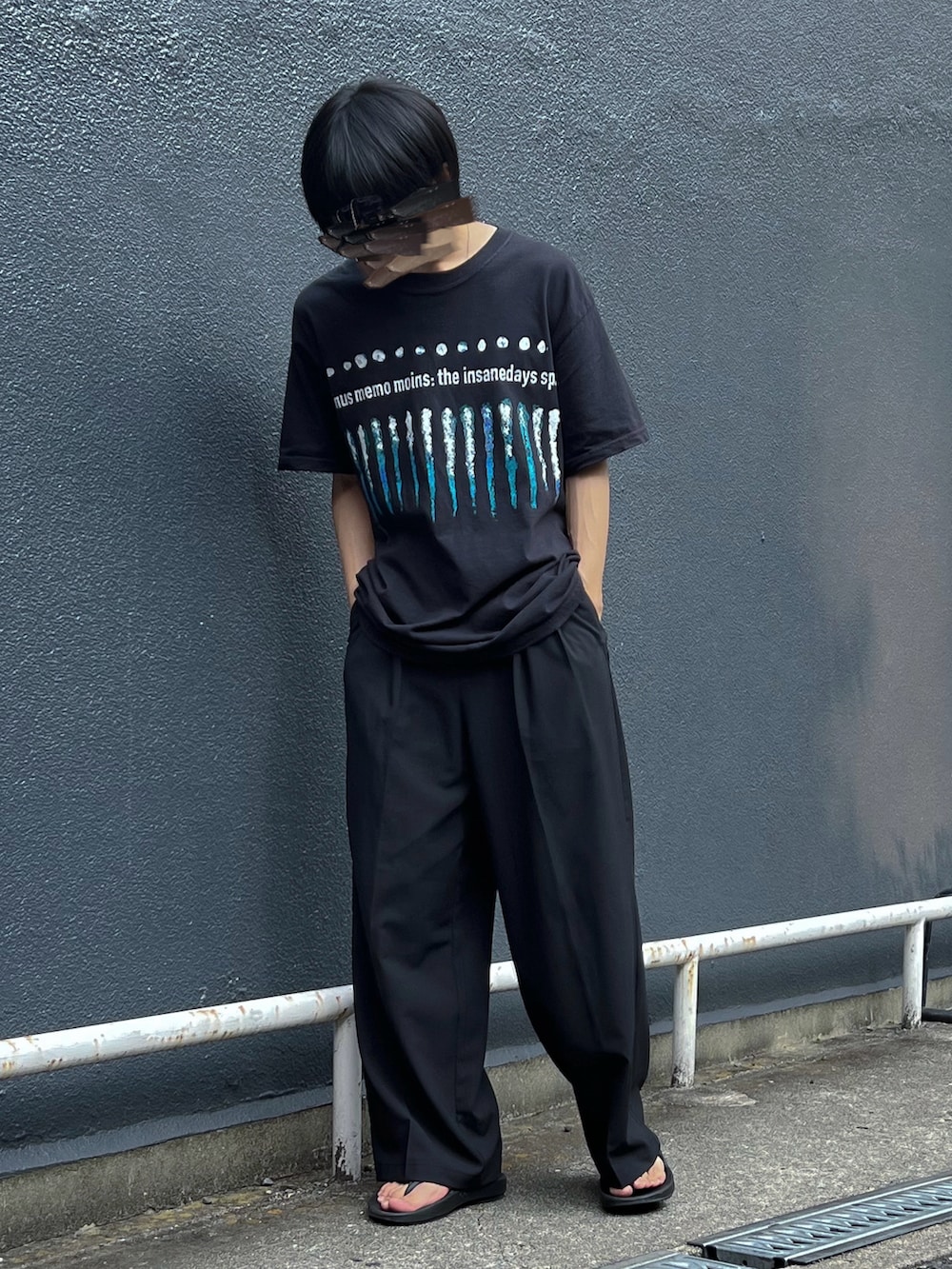 「夏コーデ、大人コーデ、Tシャツ、休日スタイル、ラフ、カジュアル、ビッグシルエット、オーバーサイズ、スラックス、サンダル、シンプルコーデ、シンプル、ブラック、ブラックコーデ、モノトーンコーデ」｜「MINUSのBootleg Tee(SHINE)（Tシャツ/カットソー、ブラック系）」を使った、yuya さん（メンズ・168cm）の秋コーディネートの2枚目の写真