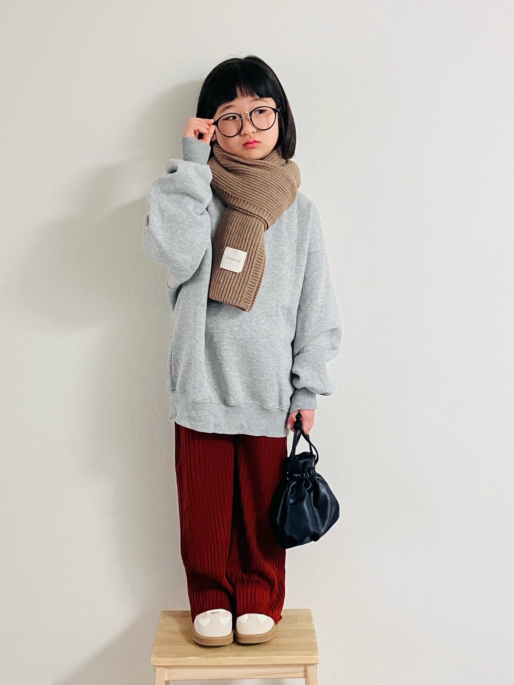 その他のスウェット、レッド系のその他パンツ、ベージュ系のスニーカーを着用したキッズの冬コーディネートの4枚目の写真