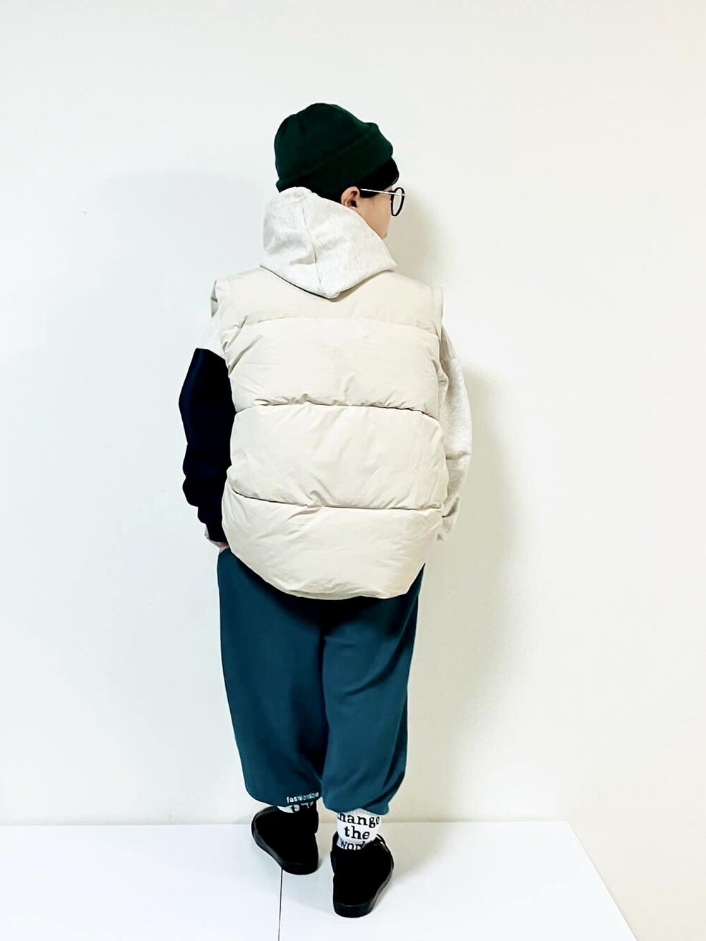 「クリスマスに着たい服、シンプルコーデ、ベスト、ニット帽、キッズコーデ、ビッグシルエット、男の子コーデ、レイヤードスタイル、休日スタイル、クリスマスコーデ、冬コーデ、ジュニアコーデ、小学生」｜「3coinsのアイテム（ニットキャップ/ビーニー、オレンジ系）」を使った、syun★さん（キッズ・130cm）の冬コーディネートの2枚目の写真
