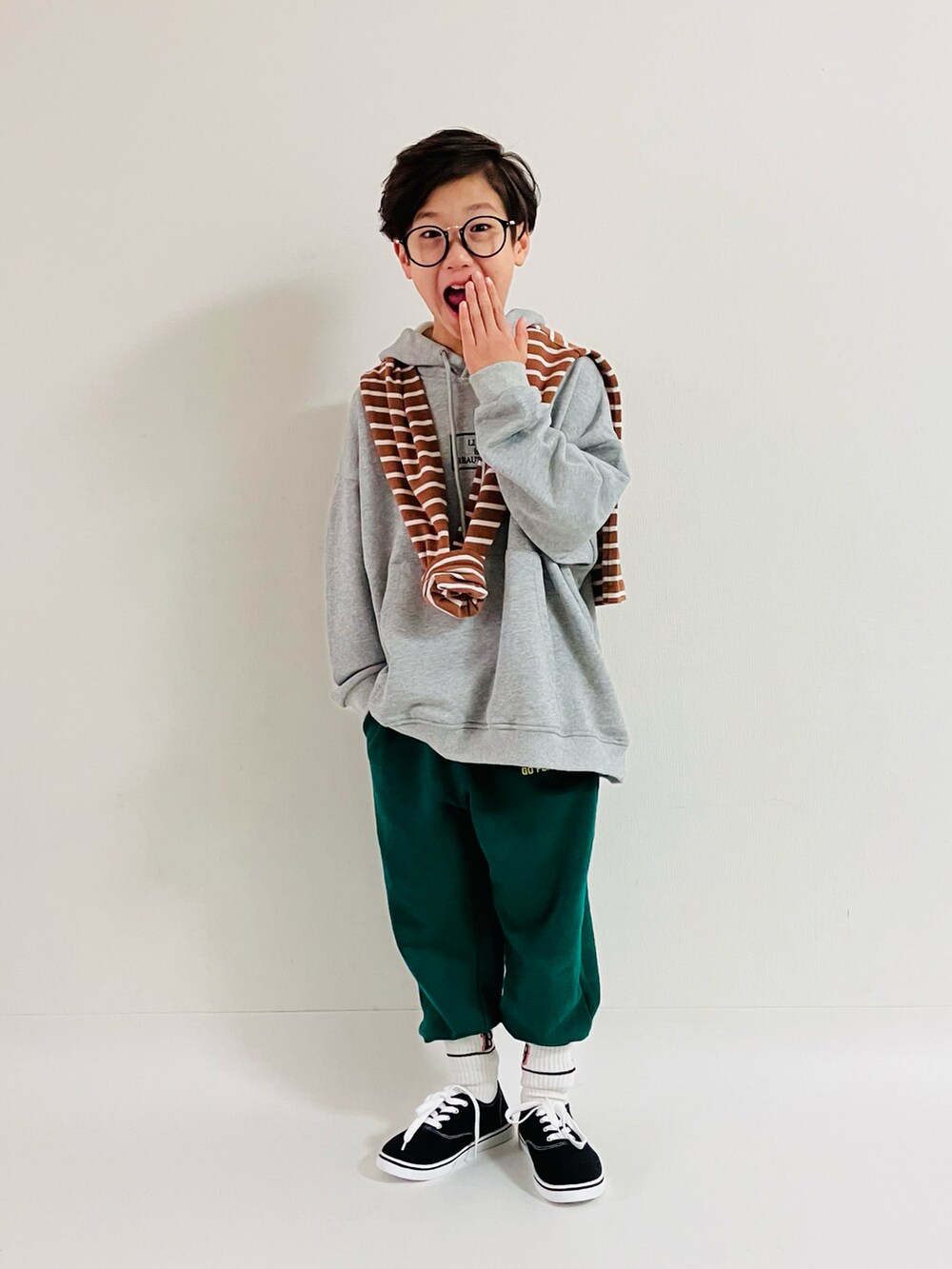 「ビッグシルエット、レイヤードスタイル、ワイドパンツ、かたかけ、スウェット、めがね、重ね着ベストシーズン、ストリート、秋コーデ、スウエット、秋冬コーデ、お出かけコーデ、レイヤード」｜「UNIQLOのアイテム（Tシャツ/カットソー、ベージュ系）」を使った、syun★さん（キッズ・135cm）の秋コーディネートの3枚目の写真