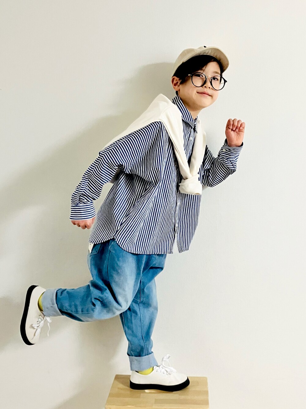 ホワイト系のスウェット、ブルー系のシャツ/ブラウス、ブルー系のデニムパンツを着用したキッズの春コーディネートの5枚目の写真