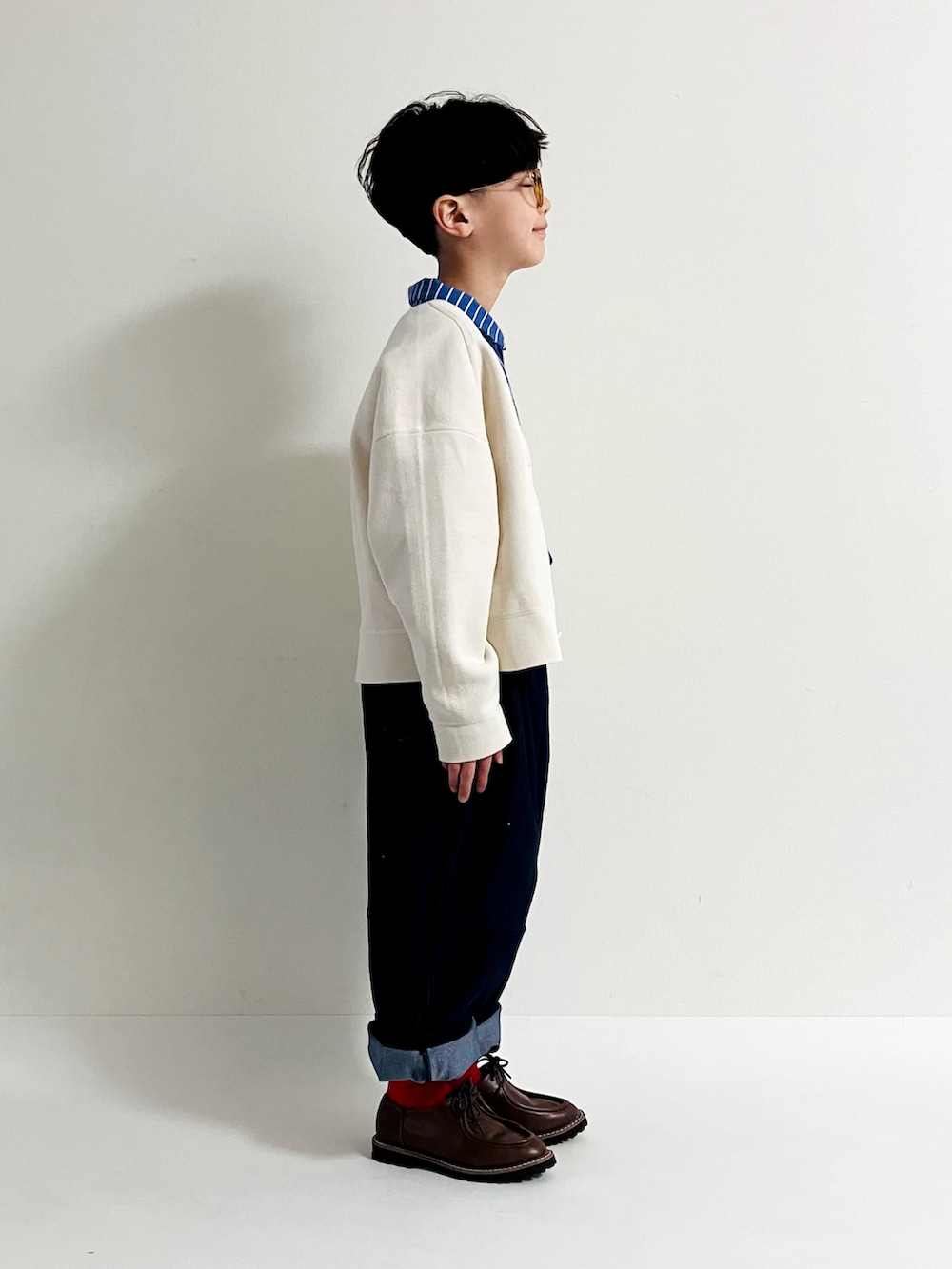 ブルー系のシャツ/ブラウス、ブルー系のその他パンツを着用したキッズの冬コーディネートの3枚目の写真