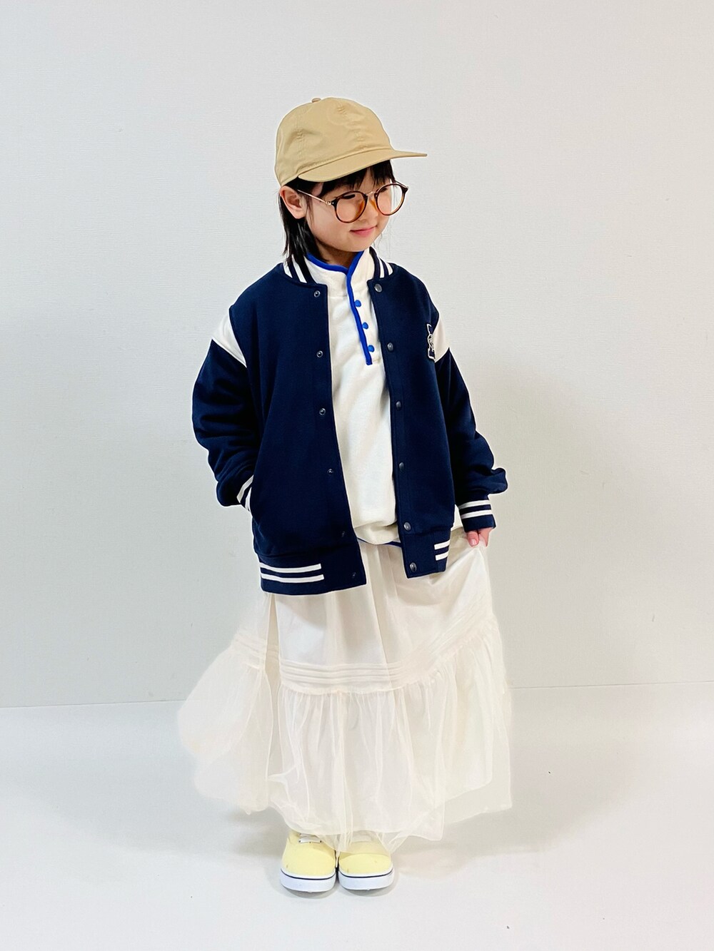 「冬を彩る色いろコーデ、めがね、スタジャン、フリース、ロングスカート、スカート、キャップ、冬コーデ、冬春コーデ、レイヤードスタイル」｜「NEW ERAの[ 別注 ][ ニューエラ ] NEW ERA SC 撥水 パッカブル キャップ（キャップ、ベージュ系）」を使った、syun★さん（キッズ・136cm）の冬コーディネートの3枚目の写真