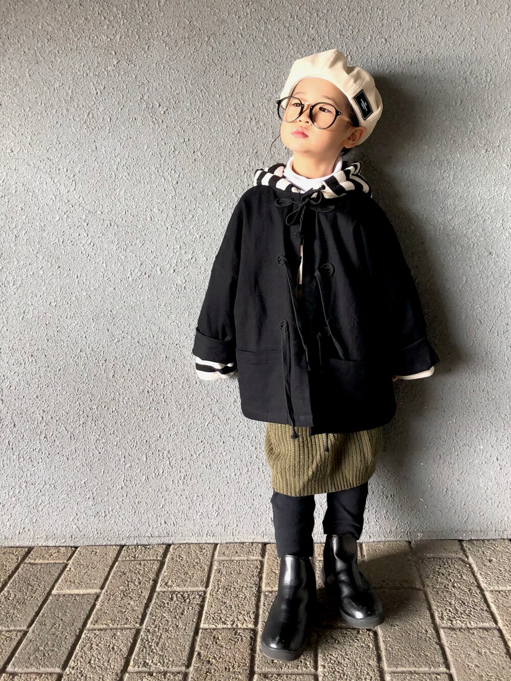 その他のスウェット、ブラック系のジャケット/アウター、ブラック系のブーツを着用したキッズの秋コーディネートの3枚目の写真